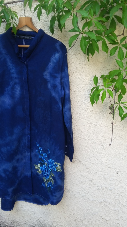 Batikovaný kaftan s květy — foto 2