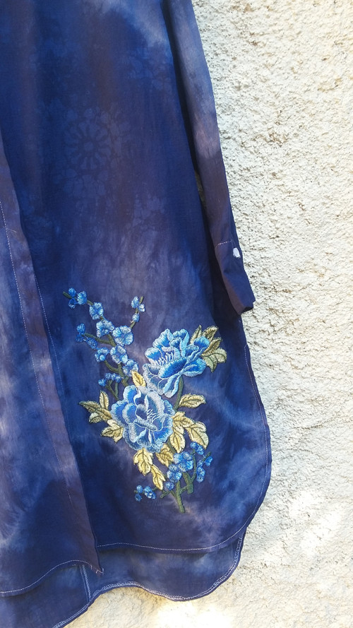 Batikovaný kaftan s květy — foto 3