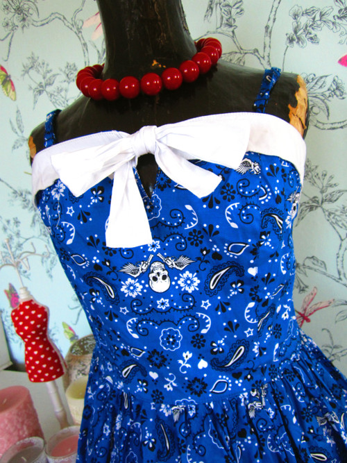 Šaty pin up, modrotisk&skulls — foto 3