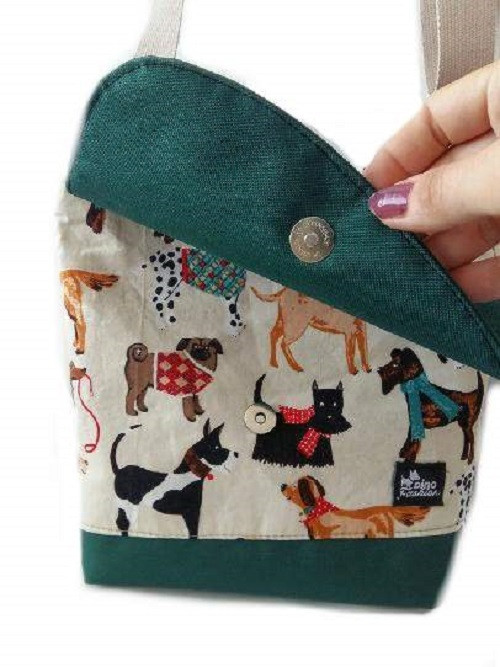 Taška flap crossbody Pejsci — foto 5