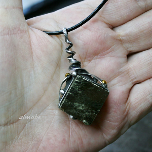 Krychlička ...(krystalový zlatý pyrit) — foto 5