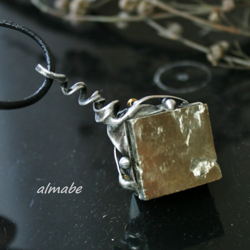Krychlička ...(krystalový zlatý pyrit) — foto 6