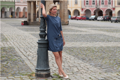 Šaty úpletové s květy — foto 2