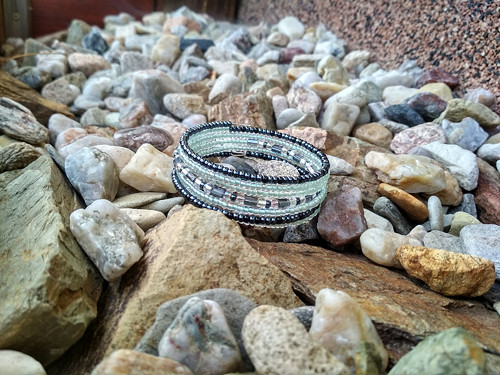 Zelenkavočerný náramek — foto 2