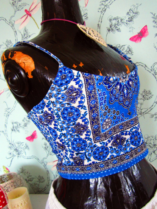 Crop top modrotisk — foto 2