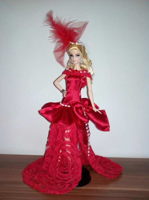 Červené večerní šaty pro Barbie — foto 2