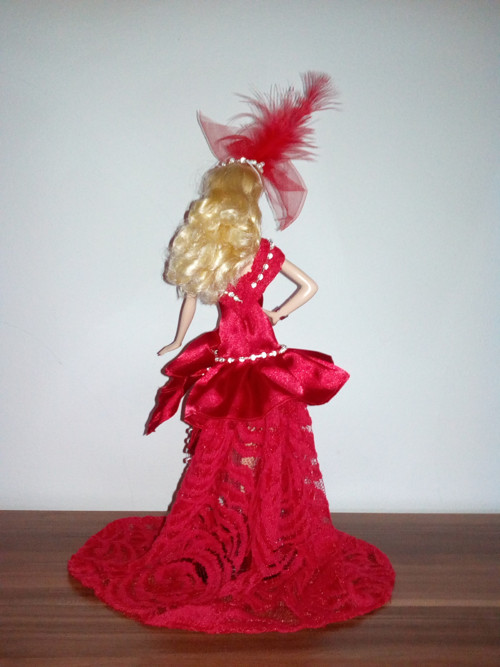 Červené večerní šaty pro Barbie — foto 3