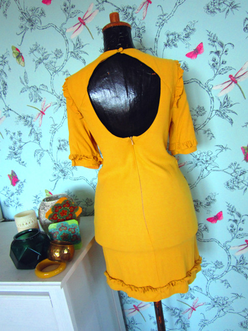 Úžasné retro šaty v okru — foto 6