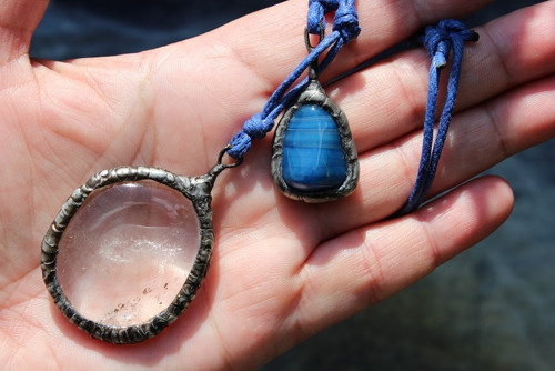 KŘIŠŤÁLOVÝ AMULET - cínovaný náhrdelník — foto 2