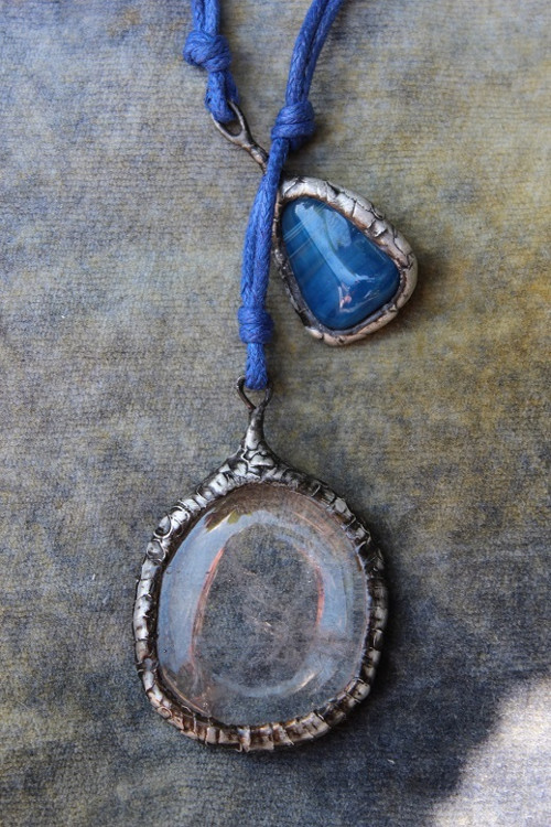 KŘIŠŤÁLOVÝ AMULET - cínovaný náhrdelník — foto 3