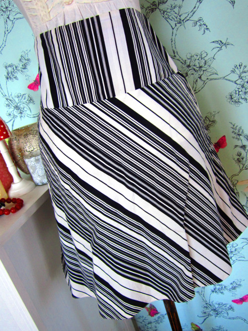 Sukénka black&white stripes — foto 2