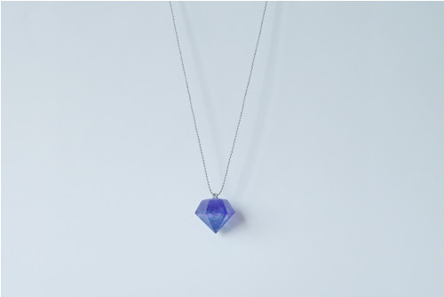Náhrdelník "Resin" tvar diamant modrý — foto 2