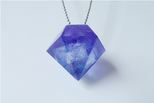 Náhrdelník "Resin" tvar diamant modrý — foto 4
