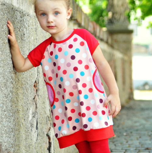 Úpletové puntíkaté šatičky — foto 5