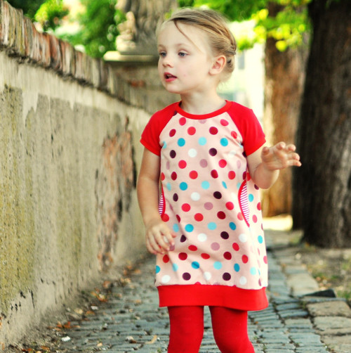Úpletové puntíkaté šatičky — foto 6