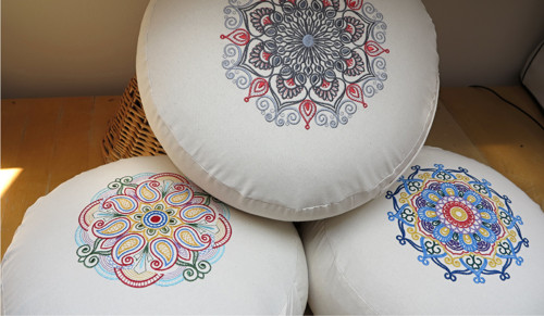 Vyšívaný puff mandala, průměr 40cm romantická — foto 3
