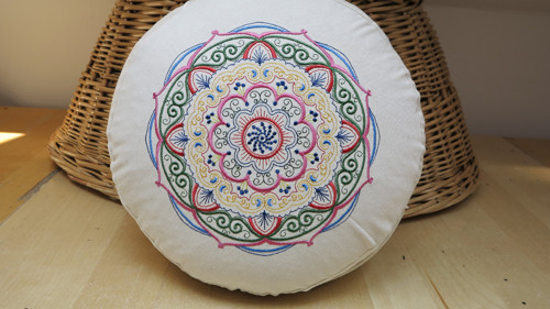 Vyšívaný puff mandala, průměr 30cm pastelová — foto 2