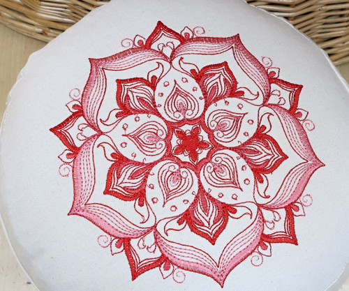 Vyšívaný puff mandala, průměr 30cm dočervena — foto 2