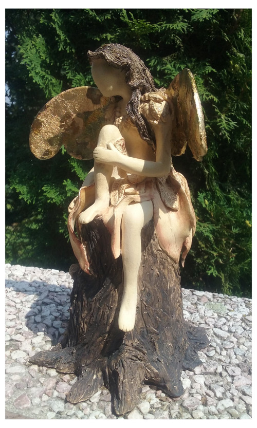 Anděl sedící na pařezu — foto 3