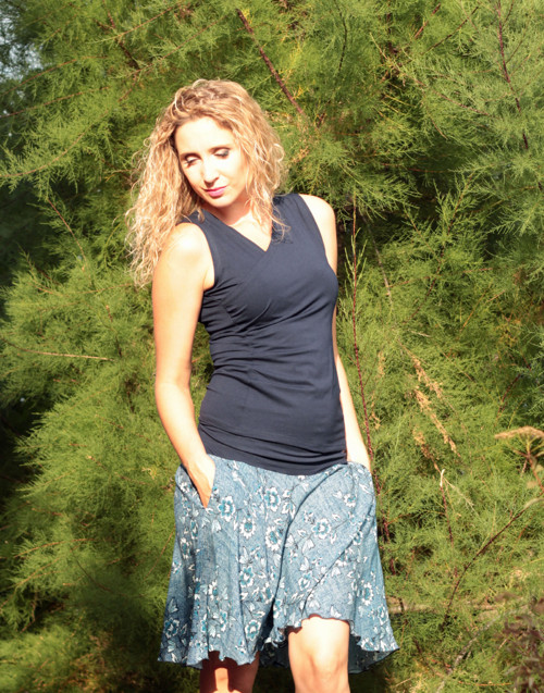 Polokolová sukně s modrým vzorem — foto 3