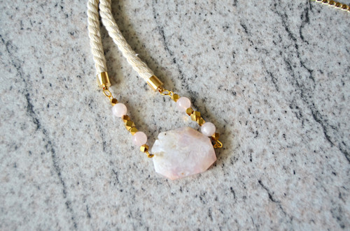 Náhrdelník Gold Beads Pink Quartz Opal — foto 2
