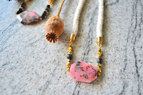 Náhrdelník Gold Beads Pink Opal Spectrolite — foto 2