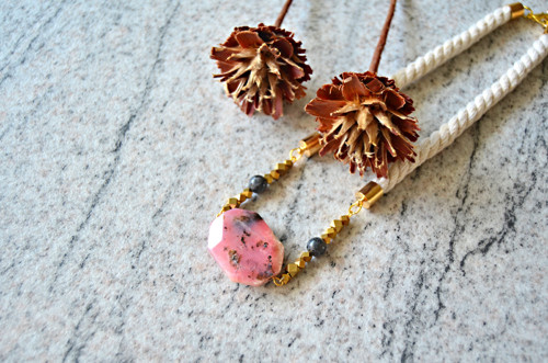 Náhrdelník Gold Beads Pink Opal Spectrolite — foto 4