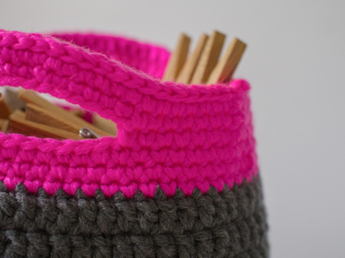 Háčkovaný košík NEON PINK — foto 2