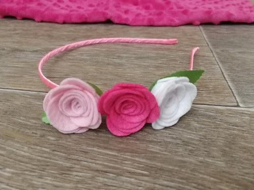 Čelenka s růžičkami a lístky — foto 2