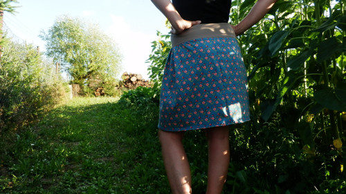 Úpletová sukně s kytičkami — foto 3