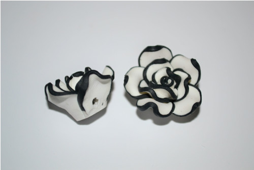 0216 fimo květ bílo-černá 2 cm — foto 2