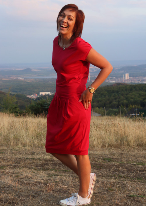 Červené šaty s přenechaným rukávem — foto 2