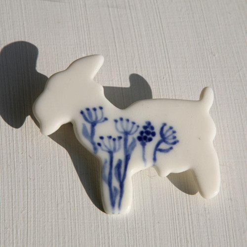 Koza Kobaltová (porcelánová brož) — foto 2