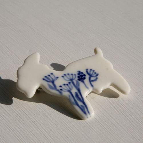 Koza Kobaltová (porcelánová brož) — foto 3