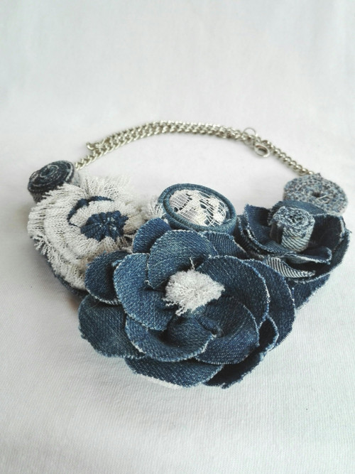 Náhrdelník JEANS TMAVÝ S KVĚTY — foto 2