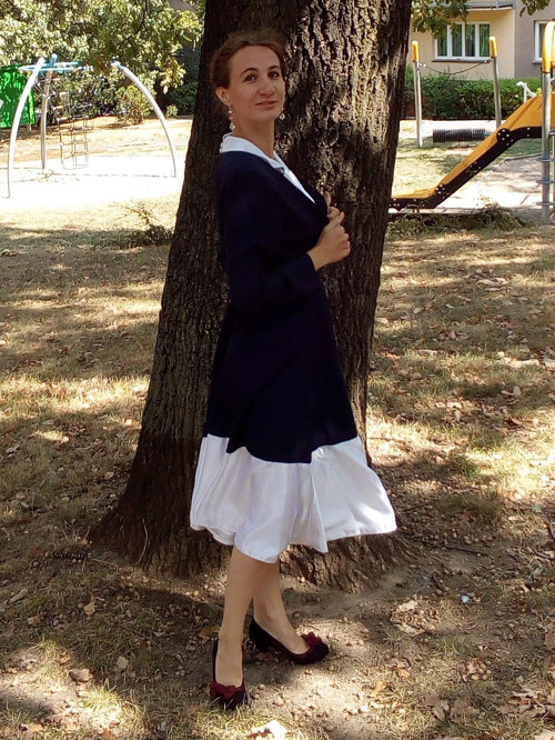 RECY Modrobílé šaty s bolerkem — foto 3
