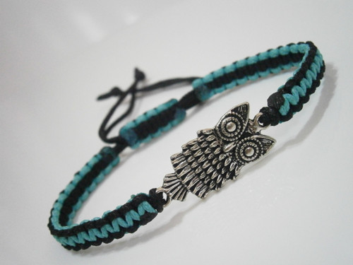 Dvoubarevný náramek se sovičkou (macramé) - Unisex — foto 2