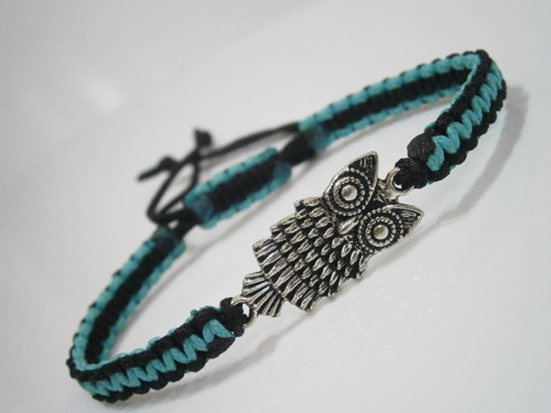 Dvoubarevný náramek se sovičkou (macramé) - Unisex — foto 3
