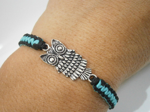 Dvoubarevný náramek se sovičkou (macramé) - Unisex — foto 4