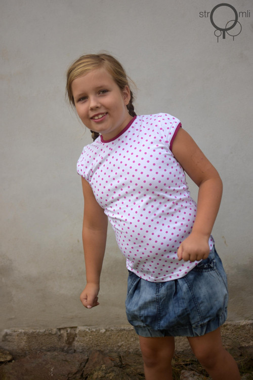 Bílé s puntíky, vel. 5-6 roky — foto 2