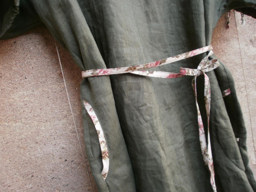 Lněné šaty - khaki s lemem — foto 2