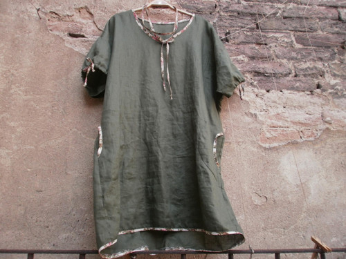 Lněné šaty - khaki s lemem — foto 5