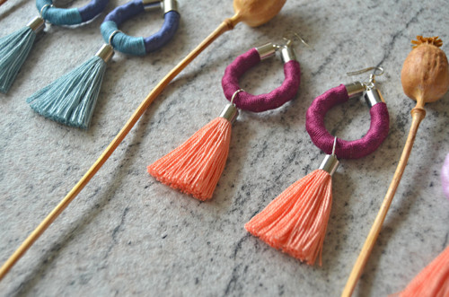 Visací náušnice SILVER BORDEAUX SALMON TASSEL — foto 2