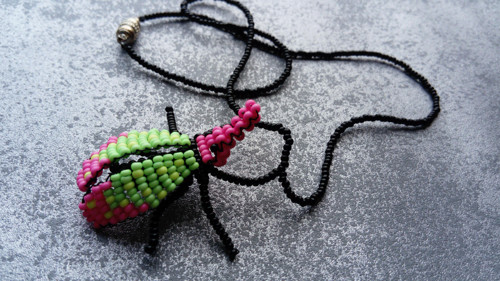 Náhrdelník UV Pink-Green Beetle — foto 3