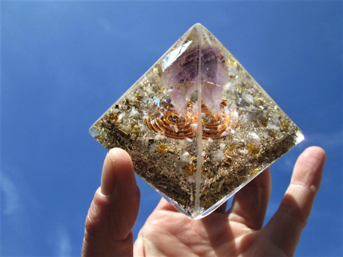 Org. pyramida ,, Sluneční meditace " s ametystem — foto 3