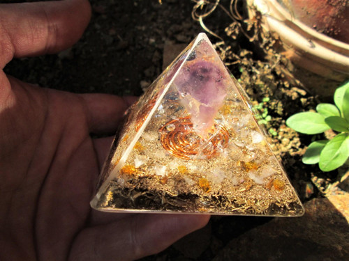Org. pyramida ,, Sluneční meditace " s ametystem — foto 4