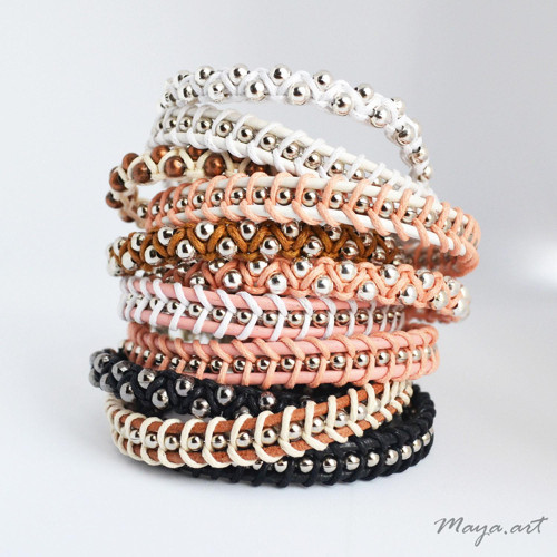 Bílo-meruňkový náramek WRAP BRACELET — foto 2