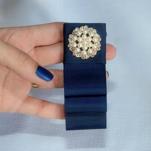 Tmavě modrá bow brooch s perličkami — foto 3