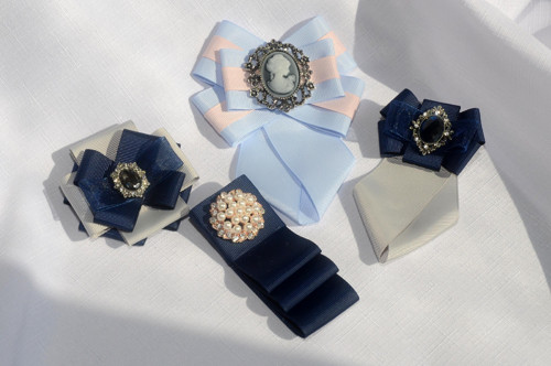 Tmavě modrá bow brooch s perličkami — foto 4