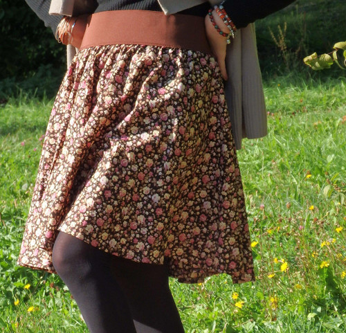 Opravdická kolová, hnědé kytky — foto 2